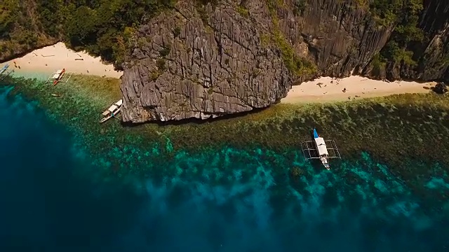 美丽的热带泻湖，鸟瞰图。热带岛屿视频素材