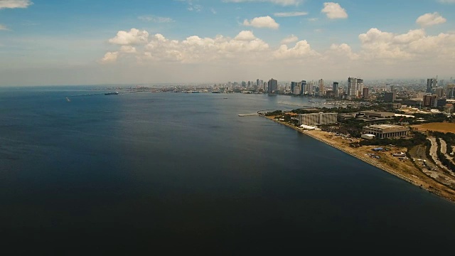 有摩天大楼和建筑物的空中城市。菲律宾,马尼拉马卡迪视频素材