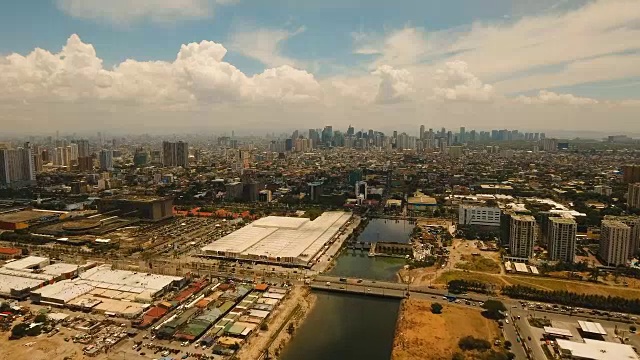 有摩天大楼和建筑物的空中城市。菲律宾,马尼拉马卡迪视频素材