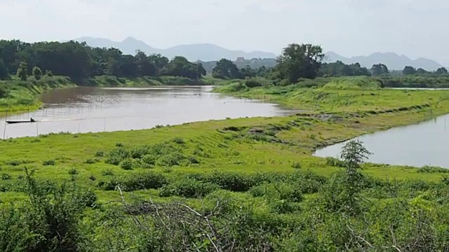 从左到右平移视频:雨季中的帕沙河，泰国视频素材