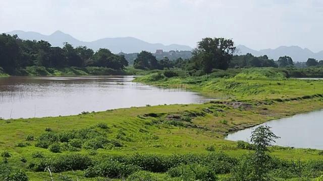 从左到右平移视频:雨季中的帕沙河，泰国视频素材