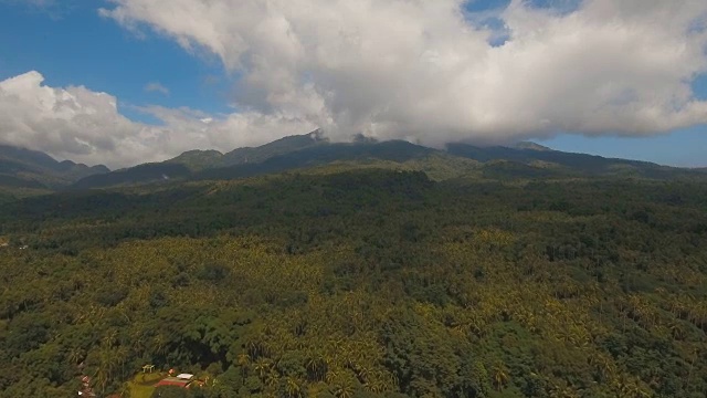 有热带森林的山脉。Camiguin岛菲律宾视频素材