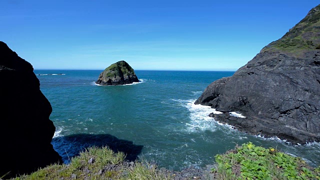 太平洋的海浪白天会撞击海堤视频下载