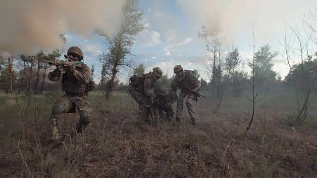 士兵们在战场上组队视频素材