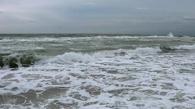 多云天气下的海浪，广角拍摄，慢动作视频素材