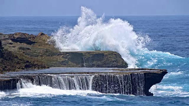 海浪冲击着多岩石的海岸视频素材