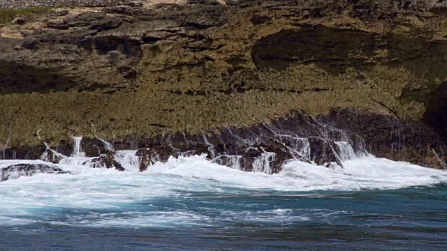 海浪冲击着多岩石的海岸视频素材