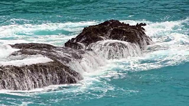 海浪和岩石视频素材