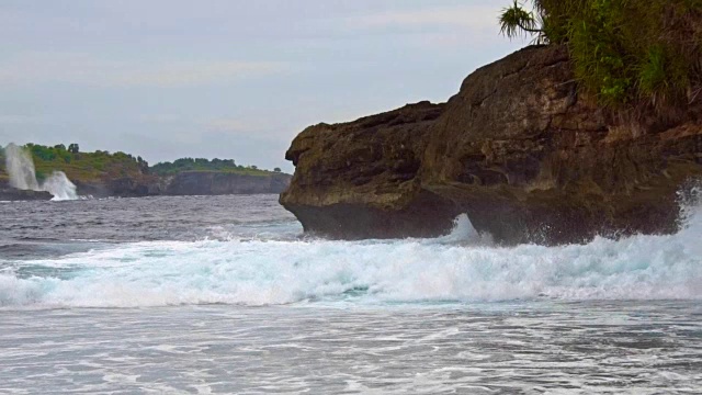 远处海浪和岩石海岸视频素材