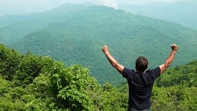 徒步旅行者在山中伸展手臂视频素材