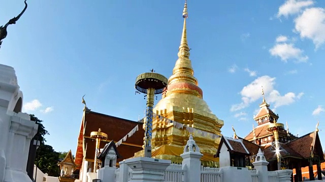 在泰国北部，蓝色的天空中，Wat Pong Sanuk Lampang的时间间隔。视频素材