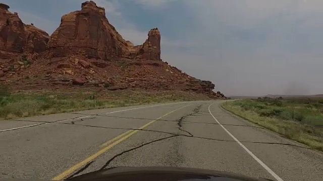 POV开车沿着风景优美的道路在美国西南部视频素材