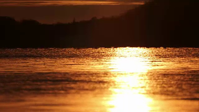 夕阳反射在日本北海道色津湖的水面上视频素材