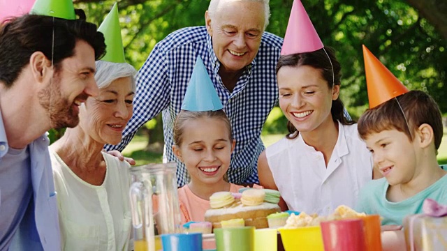 多代同堂的家庭庆祝生日聚会视频素材