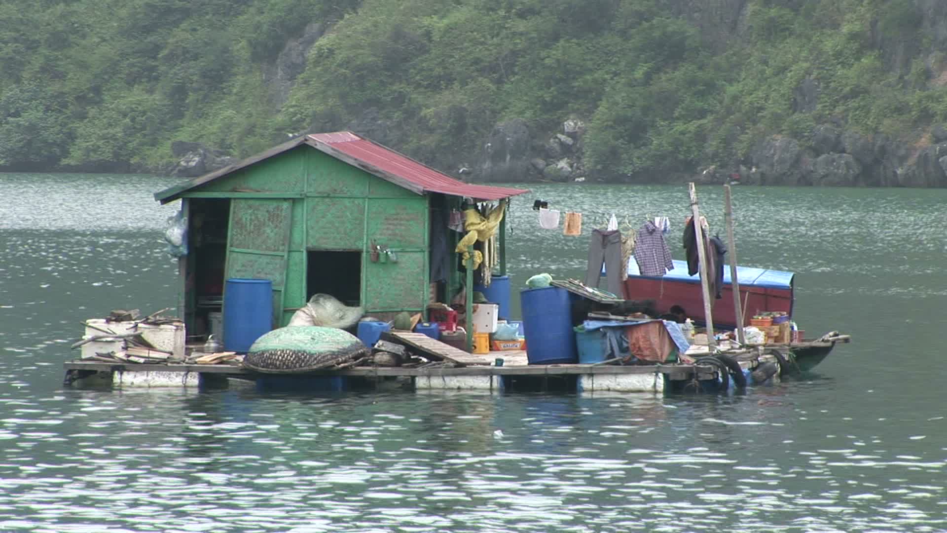 越南下龙湾:越南下龙湾的浮动房屋视频素材