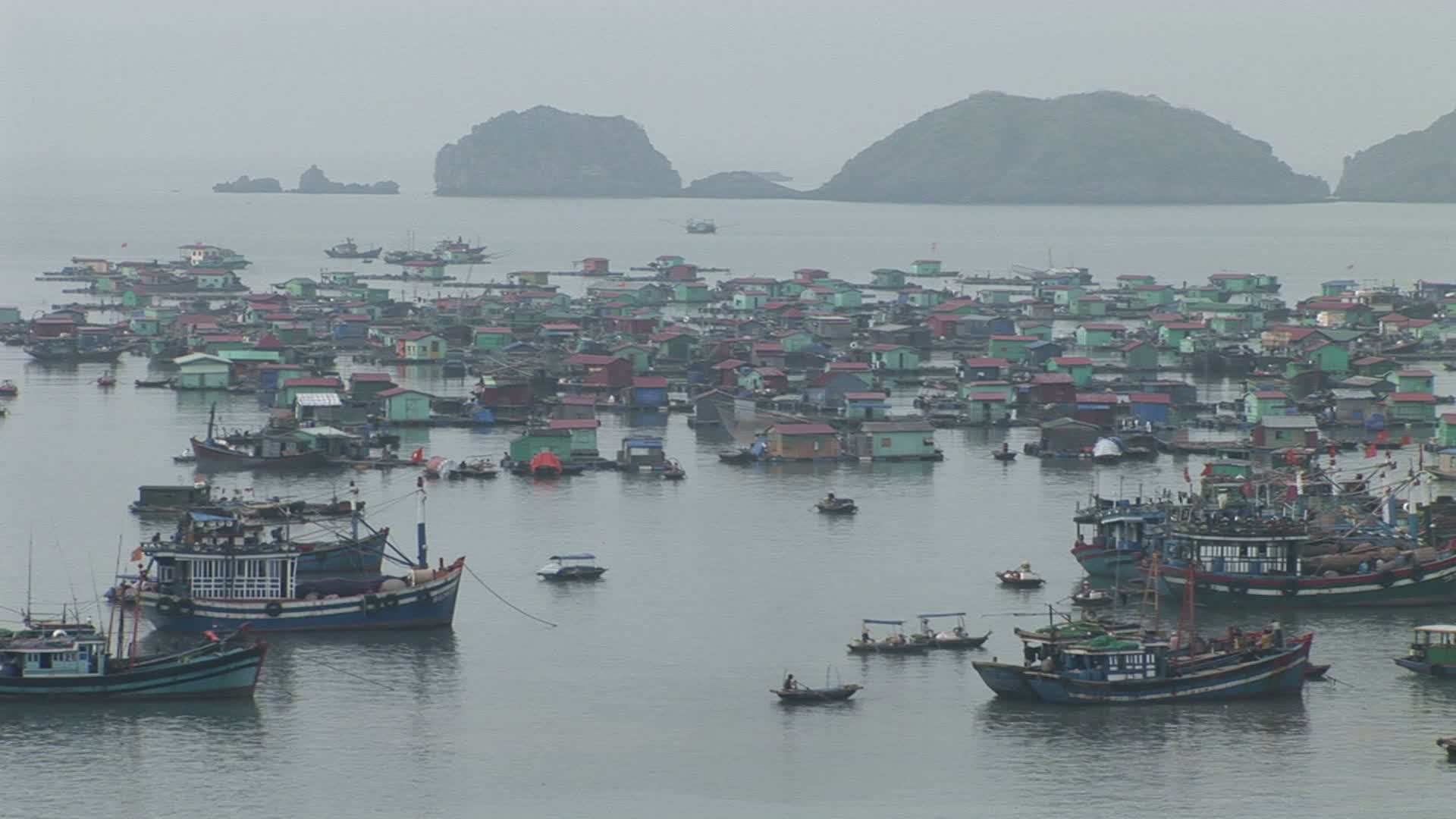 越南下龙湾:越南下龙湾水上村庄视频素材