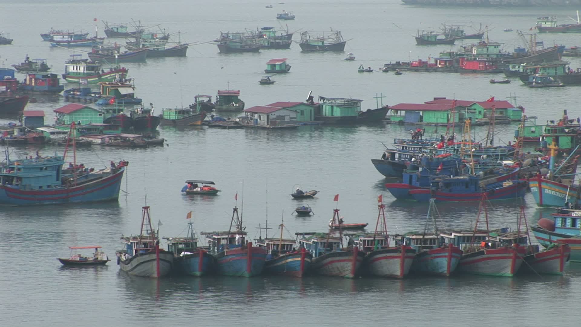 越南下龙湾:越南下龙湾水上村庄视频素材