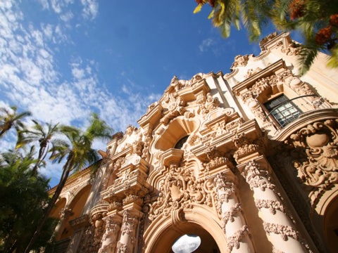 time-lapse blue sky over beautiful building in San Diego延时拍摄的蓝天在San Diego美丽的建筑上视频素材