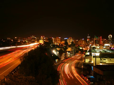 time-lapse of san diego freeway at night .圣地亚哥高速公路和城市在夜晚的time-lapse of san diego freeway和city视频素材