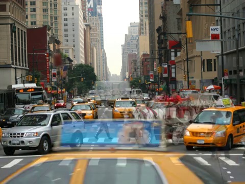 time-lapse busy New York city street在晴朗的日子里拍摄的繁忙的纽约街道视频素材