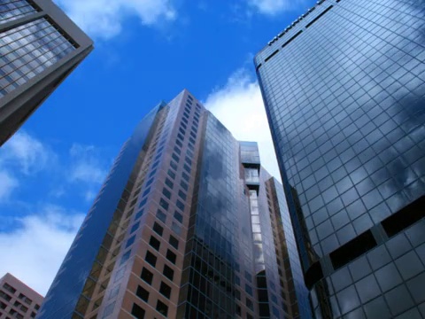 time-lapse looking up as cloud reflection云端反射视频素材