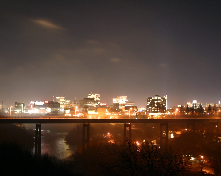 time-lapse as day turns to night in city lights从远处看白天变成夜晚视频素材