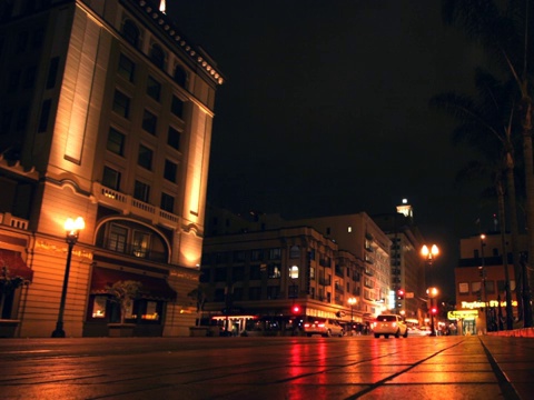 time-lapse city street at night从人行道上看城市街道在晚上的延时视频素材