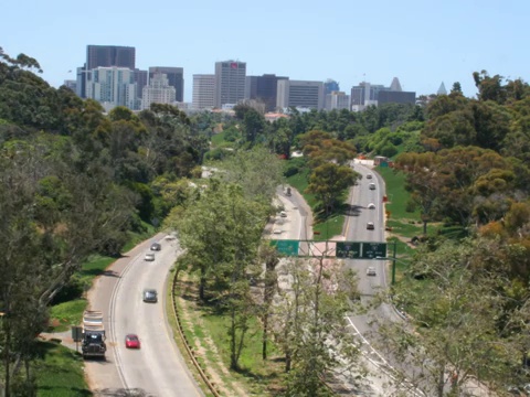 time-lapse san diego freeway over balboa park .时光流逝san diego balboa park freeway .圣地亚哥巴尔博亚公园高速公路视频素材