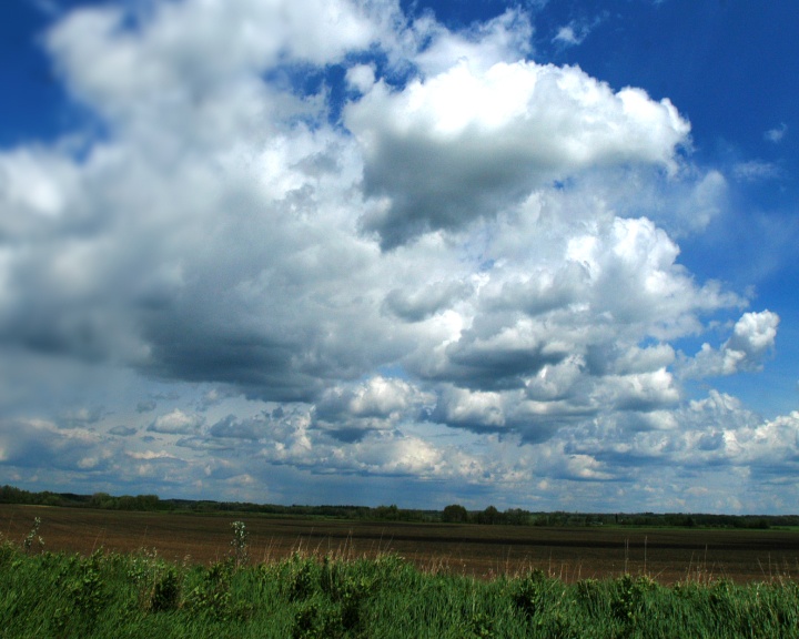 time-lapse clouds sky and犁过的田野视频素材