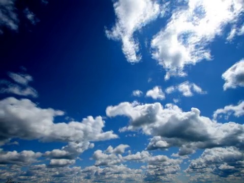 time-lapse bright sun in cloudy sky在多云的天空中明亮的太阳在多云但蓝色的天空中明亮的太阳的time-lapse视频素材