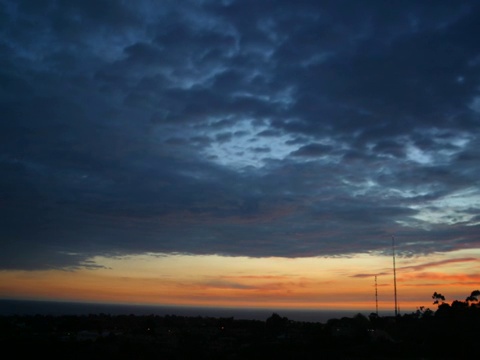 time-lapse of pin sky turns dark时间-lapse of pink sky turns dark into night视频素材