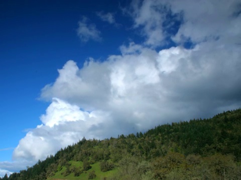 时间流逝的阳光山随着云过去，时间流逝的阳光树山随着云过去视频素材