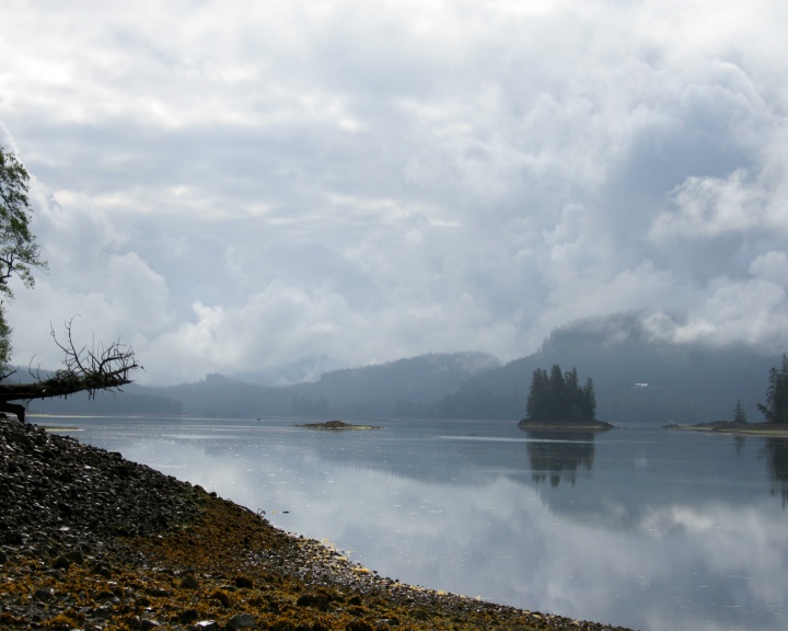 time-lapse still river as clouds billowin the sky时间-lapse still river as clouds billowin the sky as the river flows gently视频素材