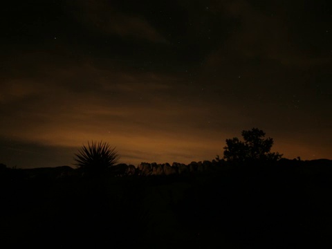 time-lapse clouds passing night sky in desert延时云在夜晚的天空经过沙漠视频素材