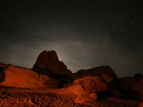 time-lapse sunrise over desert sky .沙漠天空的延时日出视频素材