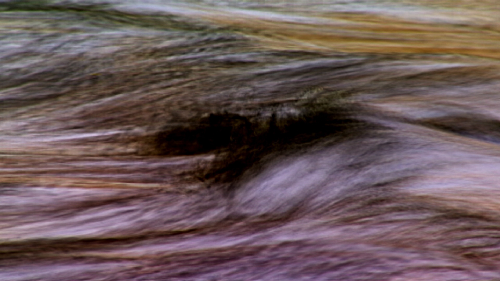 程式化的水流过河流岩石，就像移动的彩色铅笔画。视频素材