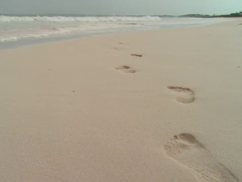 海浪冲刷着沙滩上的脚印，港湾岛，巴哈马视频素材