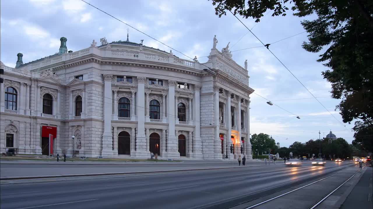 中镜头延时拍摄的交通外Burgtheater / Vienna视频素材