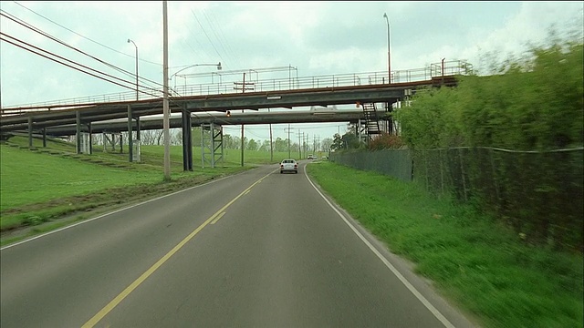 宽镜头汽车视角驾驶在道路与轻交通/路易斯安那视频素材