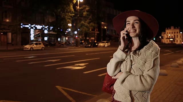 夜城里的快乐女孩在用手机聊天视频素材