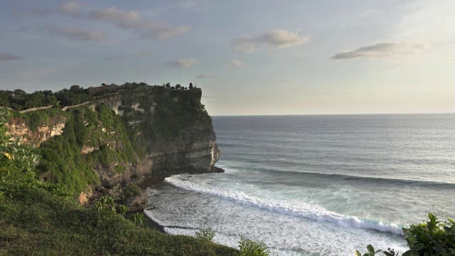 对于Luhur Uluwatu。印尼巴厘岛，日落时的全景视频素材