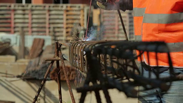 建设工作。Welding-close-up,多莉视频下载