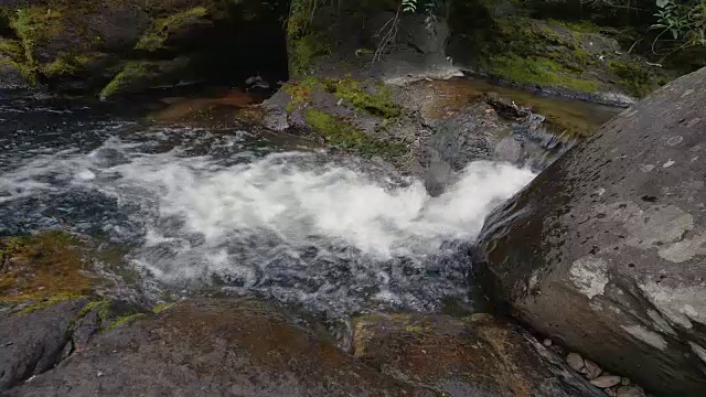 美丽的流水越过岩石。无缝循环。视频下载