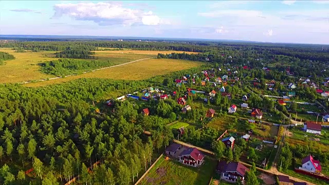 俄罗斯夏季住宅村鸟瞰图视频素材