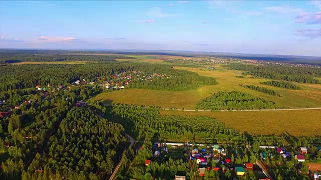 俄罗斯夏季住宅村鸟瞰图视频素材