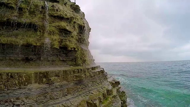 从悬崖上落下的瀑布和海浪视频素材