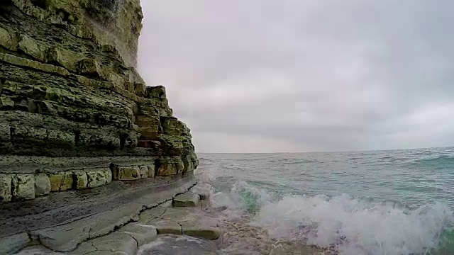 海浪拍打着岩石视频素材