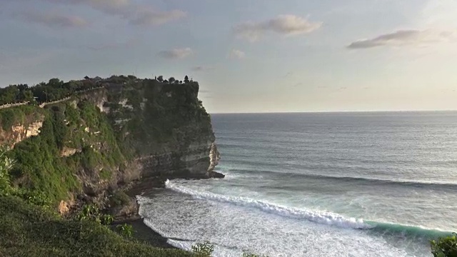 对于Luhur Uluwatu。印尼巴厘岛，建于1633年，日落时全景视频素材