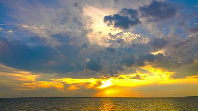 湖上的日落天空。视频素材