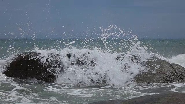 海浪撞击岩石的慢动作视频素材